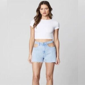 NWT Blank NYC Women’s Light Wash Denim Shorts Pocket Cut Out Raw Hem - Size 27